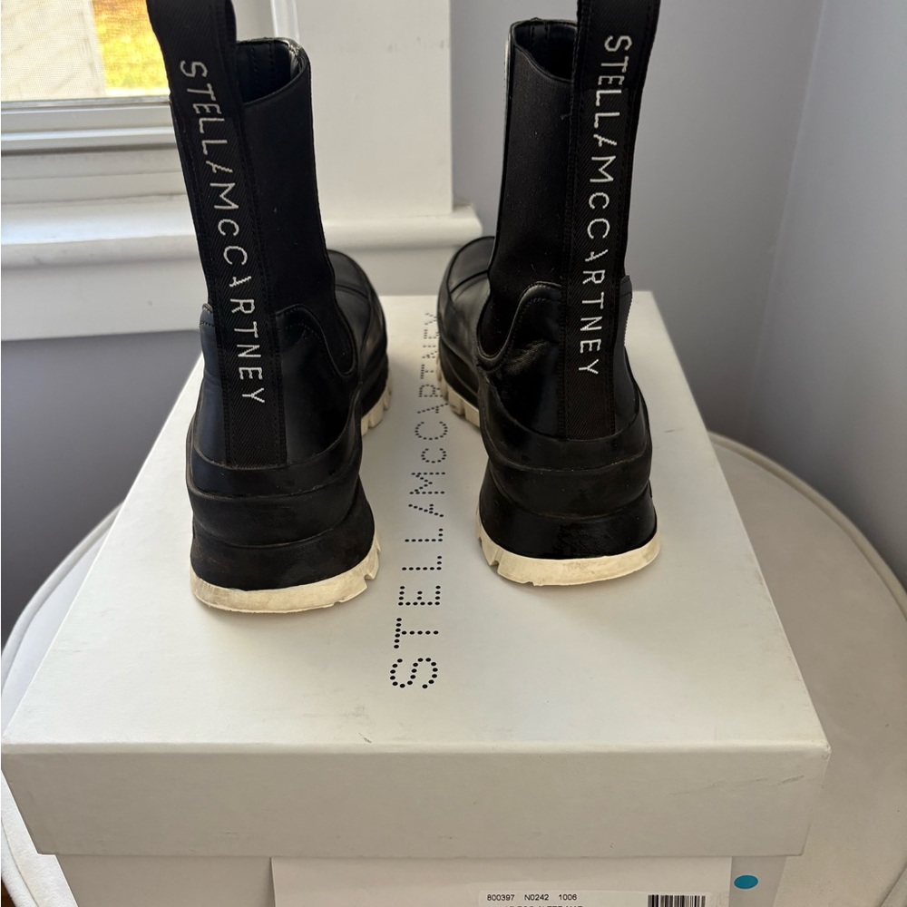 Stella McCartney size 39 great condition! 
Trace Chelsea boots with original box